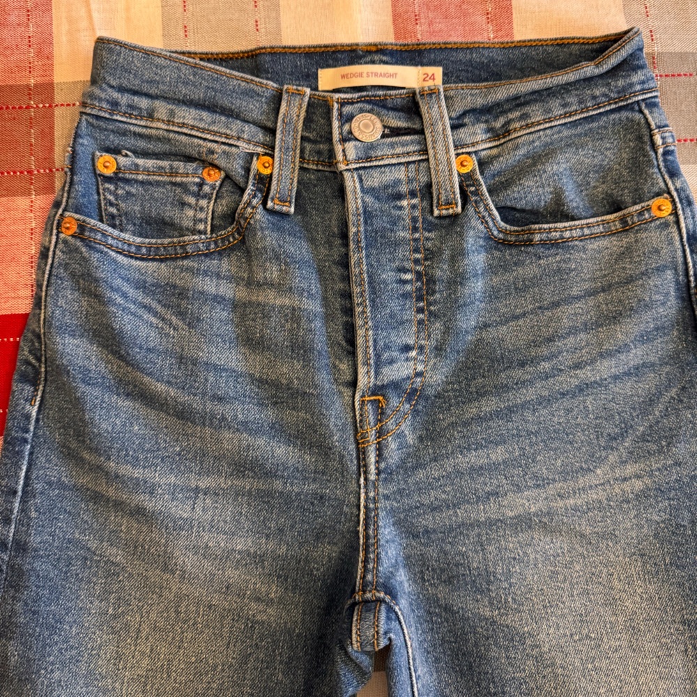 Levi's Women's High Rise Wedgie straight Jeans - Size 24